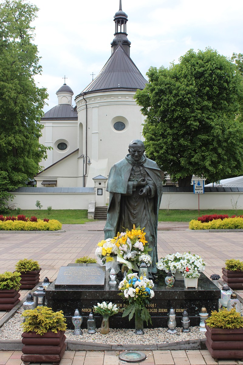 Kościół w jesiennej scenerii